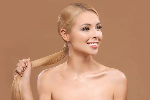 Mujer sosteniendo su pelo largo - foto de stock