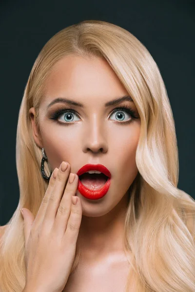 Glamouröse Frau schockiert — Stockfoto