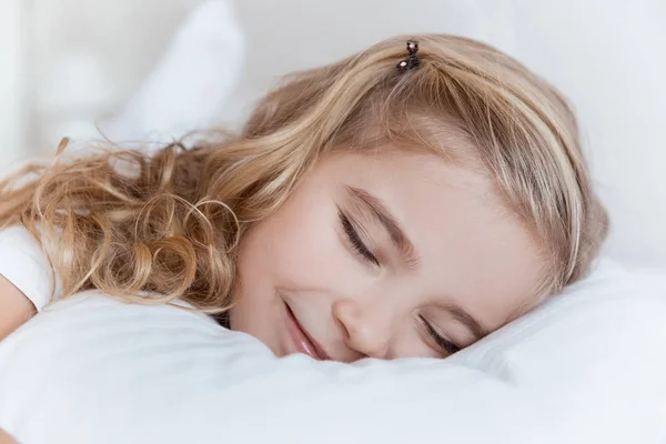 Adorabile bambino che dorme sul cuscino in camera da letto — Foto stock