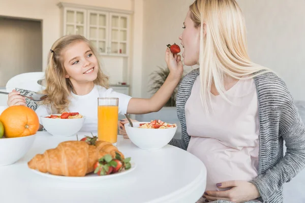 Comer. - foto de stock