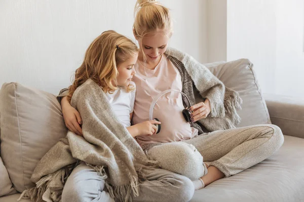 Hija y madre - foto de stock