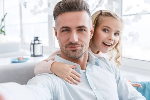 Schöner junger Vater und Tochter machen Selfie — Stockfoto