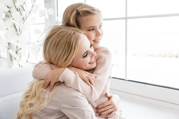 Обнимая — стоковое фото