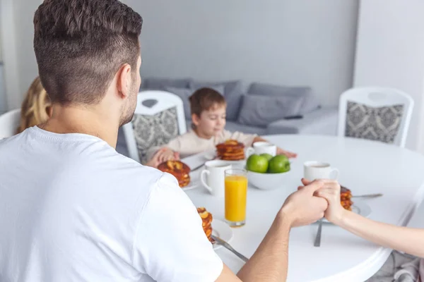 Family praying — Stock Photo