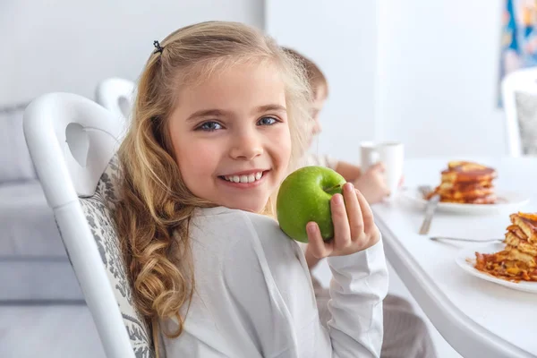 Enfant avec pomme — Photo de stock