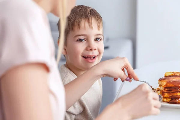 Фотография матери, кормящей сына — стоковое фото