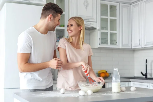 Jeune couple cuisiner le petit déjeuner ensemble sur la cuisine — Photo de stock