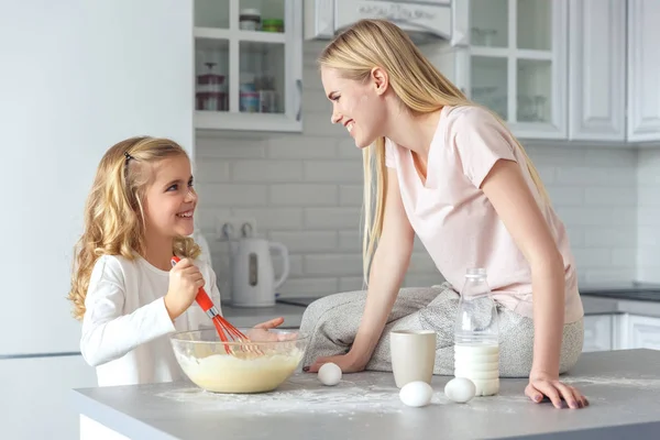 Tochter kocht — Stockfoto