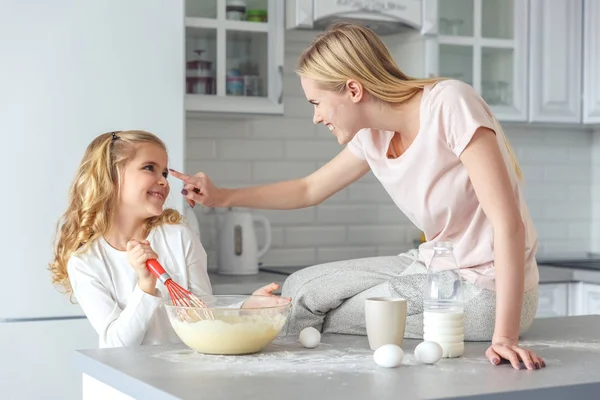 Hija y madre - foto de stock