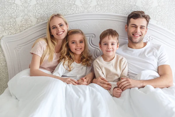 Familie im Bett — Stockfoto