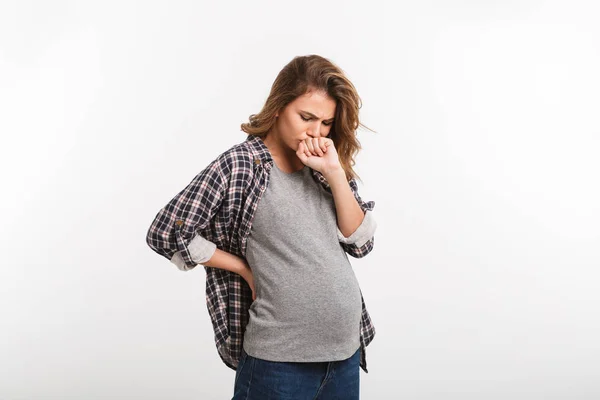 Портрет беременной женщины с тошнотой изолирован на сером — стоковое фото