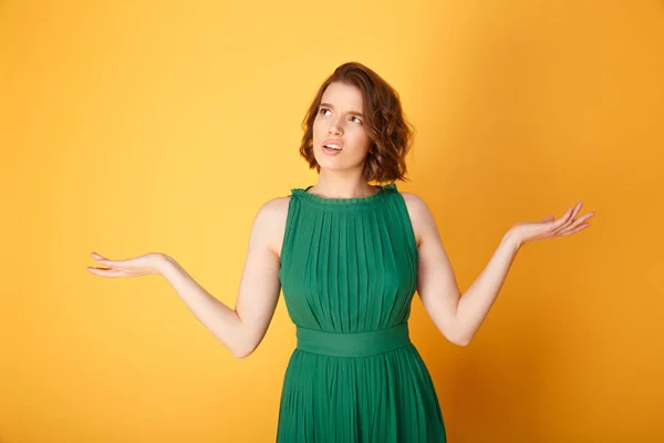 Ritratto di donna confusa con braccia distese isolate su arancione — Foto stock