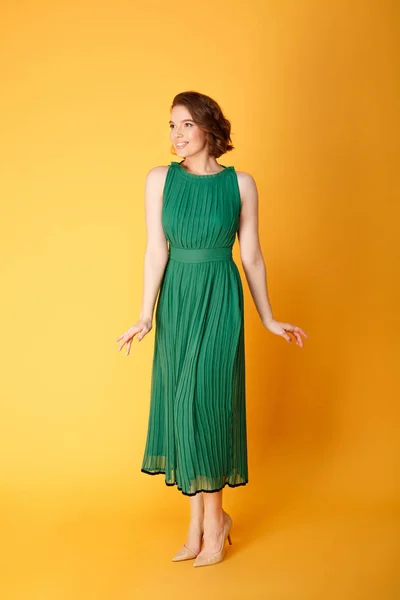 Vestido verde - foto de stock