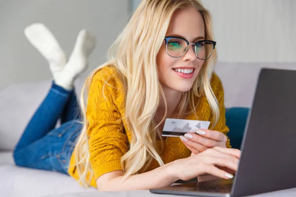 Online shopping — Stock Photo