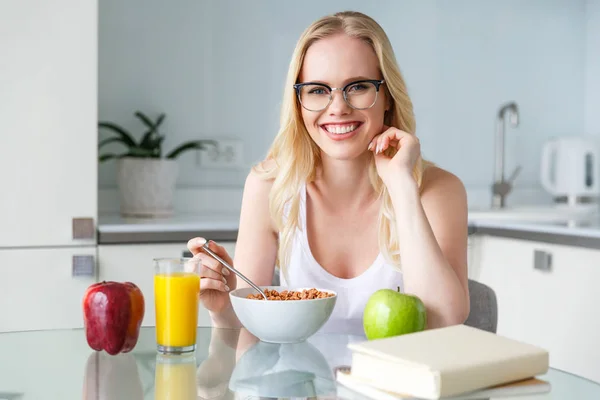 Comer. - foto de stock