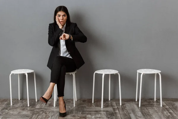 Scioccata donna d'affari in giacca e cravatta in attesa di colloquio di lavoro — Foto stock