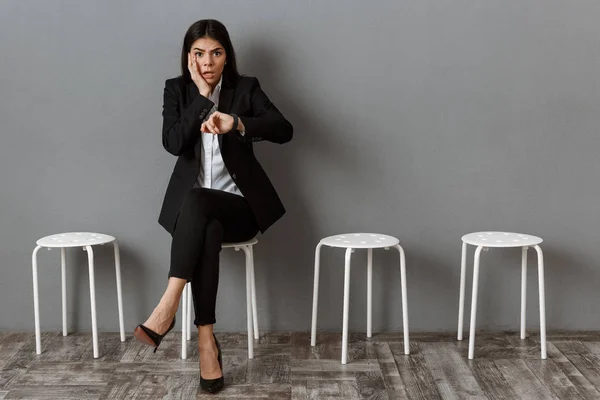 Sorprendió a la mujer de negocios en traje esperando una entrevista de trabajo - foto de stock