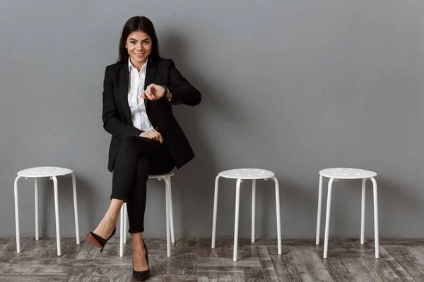 Souriante femme d'affaires en costume en attente d'un entretien d'embauche — Photo de stock