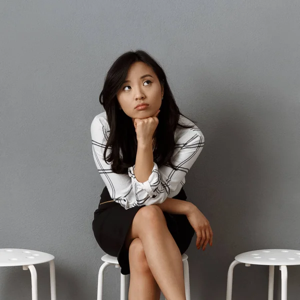 Pensativo asiático mujer de negocios a la espera de trabajo entrevista - foto de stock