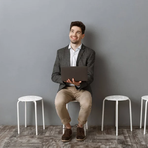 Hombre de negocios sonriente - foto de stock