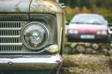 Sarı akçaağaç yaprağı izole bir beyaz zemin üzerine