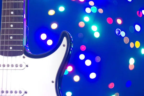 白色电吉他的一部分与新年或圣诞节大头 — 图库照片