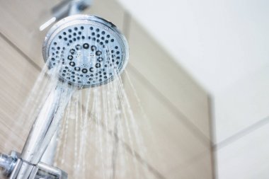 duş başlığı ile düşen su damlaları