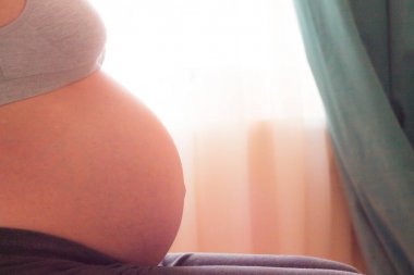 Dokuzuncu ayda hamile bir kadın sevimli oryantal portre