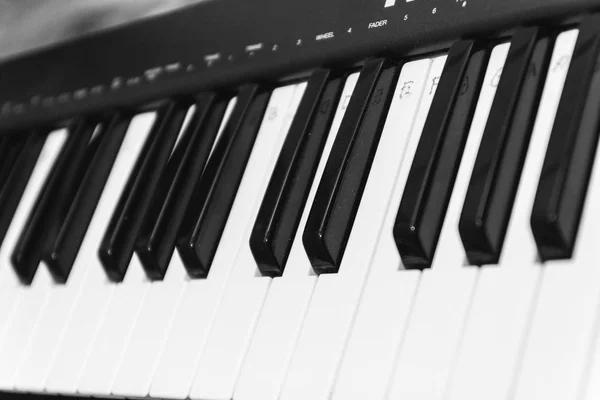 Tasti per pianoforte in bianco e nero, vista laterale. Il concetto di musica . — Foto Stock