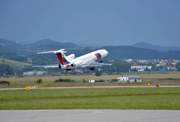 Tupolev Tu-154 van de Slowaakse regering Flying Service vliegtuig opstijgt van landingsbaan Stockafbeelding