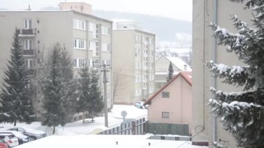 Bölüm kış kasabasında Sokağı'nda Karlar, düz evler, ağaçlar ve arabalar