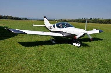 İki adam ultralight pervane güdümlü uçak otur ve kalkış için hazır olun
