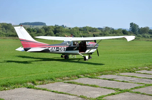 Ultralätt dubbel-seat propeller-drivande Ps-28 Cruiser flygplan står på gräset landningsbana i litet land flygplats — Stockfoto