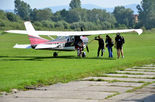 Ultralehký dvoumístný vrtulové letadlo Ps-28 křižník stojí na trávě přistávací dráha v malé zemi letiště — Stock fotografie