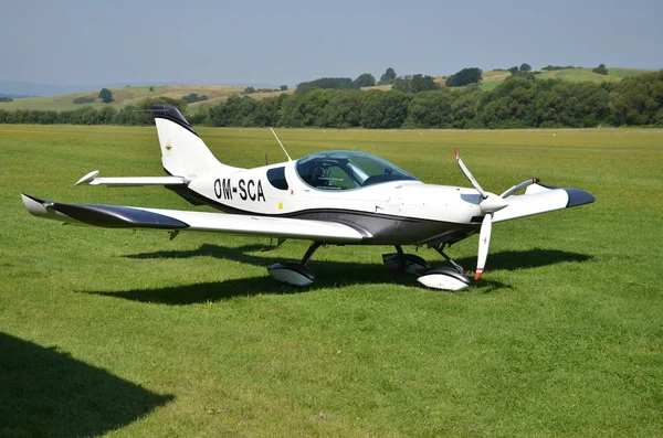 Ultraleichtes zweisitziges Propellerflugzeug vom Typ ps-28 Cruiser steht auf der Landebahn im Gras des kleinen Landflughafens — Stockfoto