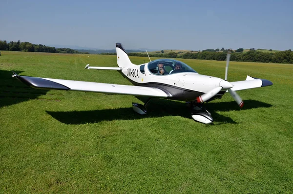 Zwei Männer sitzen in einem ultraleichten Propellerflugzeug und bereiten sich auf den Start vor — Stockfoto