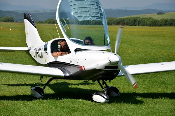 Zwei Männer sitzen in einem ultraleichten Propellerflugzeug und bereiten sich auf den Start vor — Stockfoto