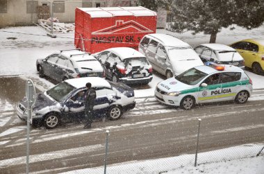 Polis trafik partol bir arabayı durdur. Polis kötü havalarda araç dışında standı ve sürücü ile konuşmak kar düşüyor süre. 