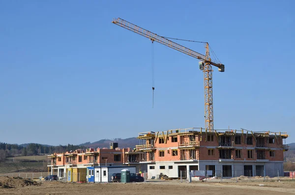 Zwei Mehrfamilienhäuser Bau Mit Gelbem Turmdrehkran Über Baustelle — Stockfoto