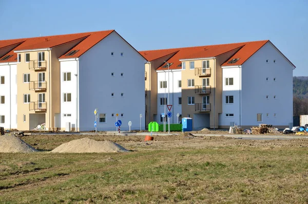 Nästan Färdiga Nya Block Lägenheter Byggprocessen Nära Att Slutföras — Stockfoto
