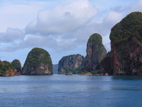 Los acantilados de piedra caliza en Tailandia — Foto de Stock