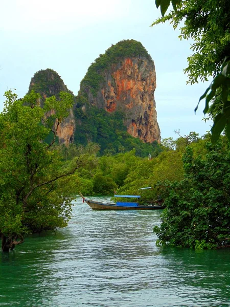 Acantilados de piedra caliza en Krabi — Foto de Stock