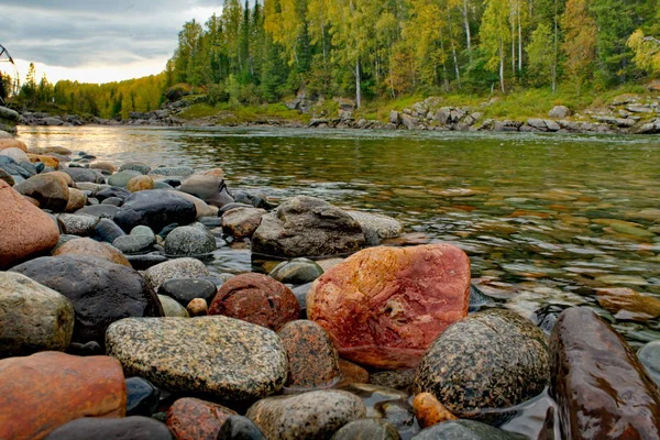 Las piedras de los ríos de montaña de Siberia — Foto de Stock