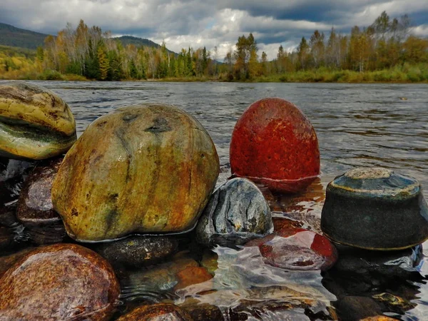 Sibirya dağ nehir taşları