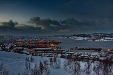 Denizde gece şehir panoraması