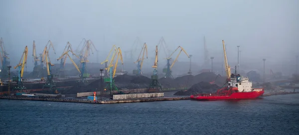 Fog in the sea port — Stock Photo, Image