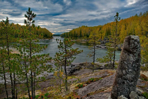 Осінь в гірських річках Сибіру — стокове фото