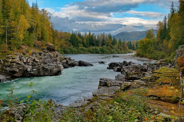 Το φθινόπωρο στα ορεινά ποτάμια της Σιβηρίας — Φωτογραφία Αρχείου