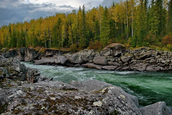 Autumn in the mountain rivers of Siberia — Stock Photo, Image