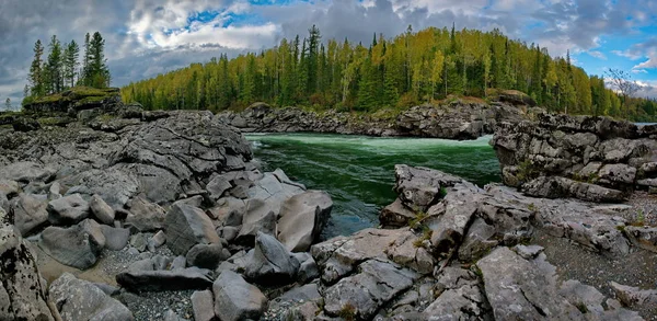 西伯利亚山区河流的秋天 — 图库照片